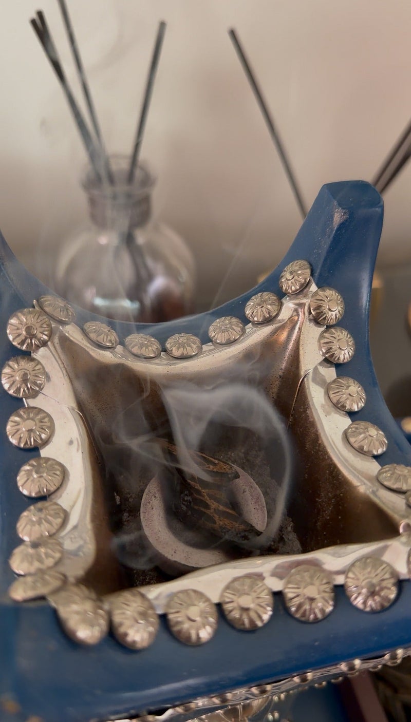 عود تايقر فيتنامي طبيعي محسن جودة عالية مع علبة بخور خشبية فاخرة لحماية البخور والحفاظ على جودته. أوقية (30جرام) - Image 5